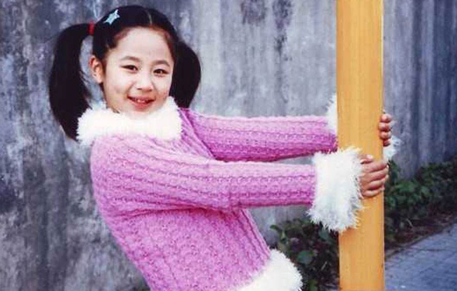 童星成长之痛：关晓彤与鹿晗谈恋爱遭质疑，王源抽烟写情歌惹争议