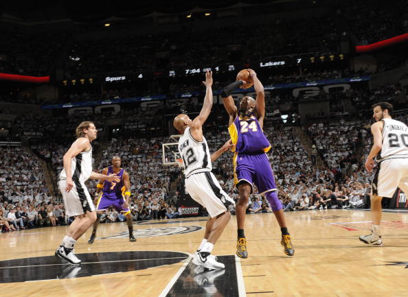 为什么nba送鞋子不送垫(鲍文当年垫脚技术那么高超，科比为何能毫发无损？欧文应该学着点)