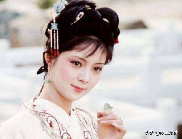 宝玉写应制诗时，黛玉和宝钗都帮了他，作者这么写有何深意？