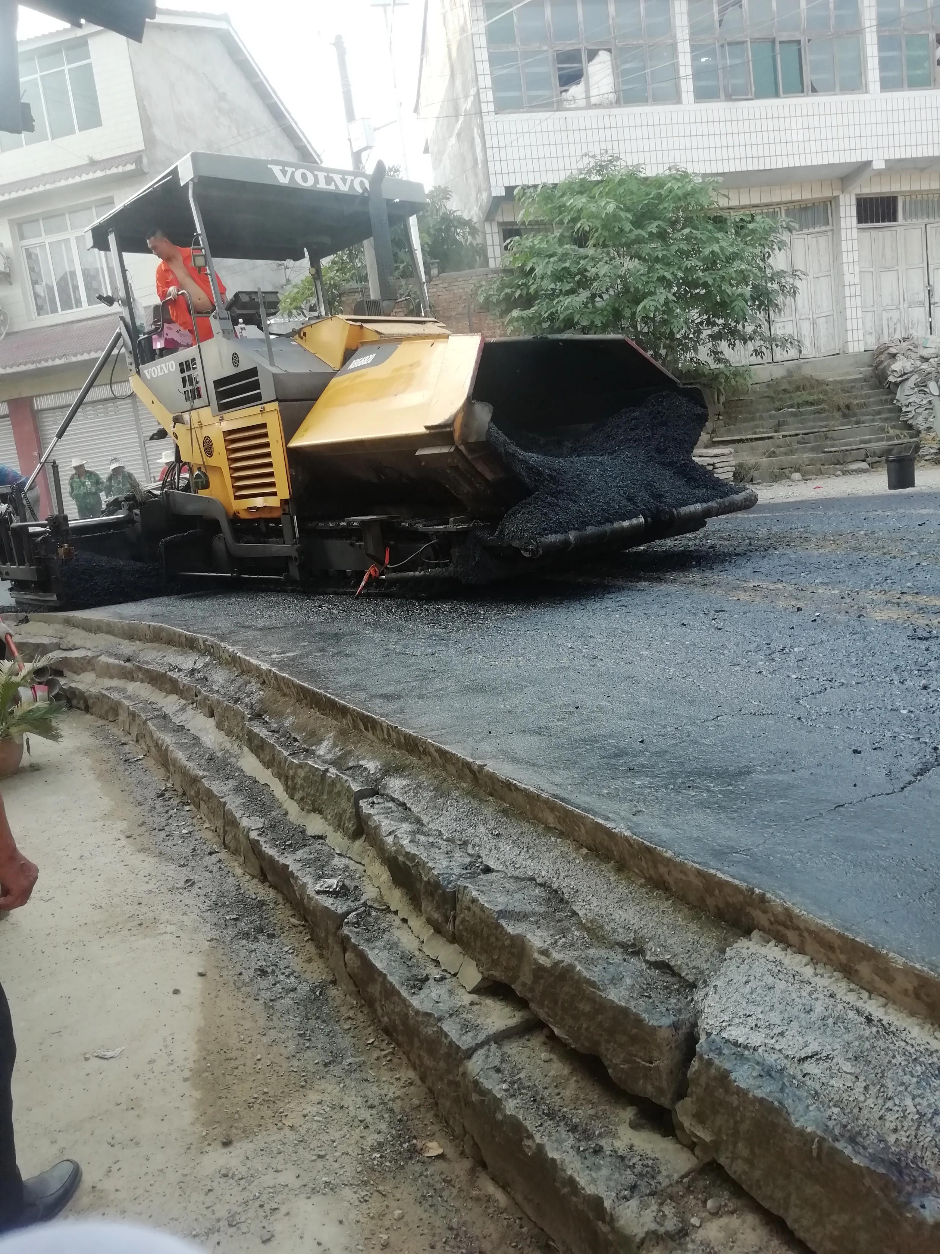 剑阁县武连镇的道路改造已经完成啦，全部铺成了沥青路面