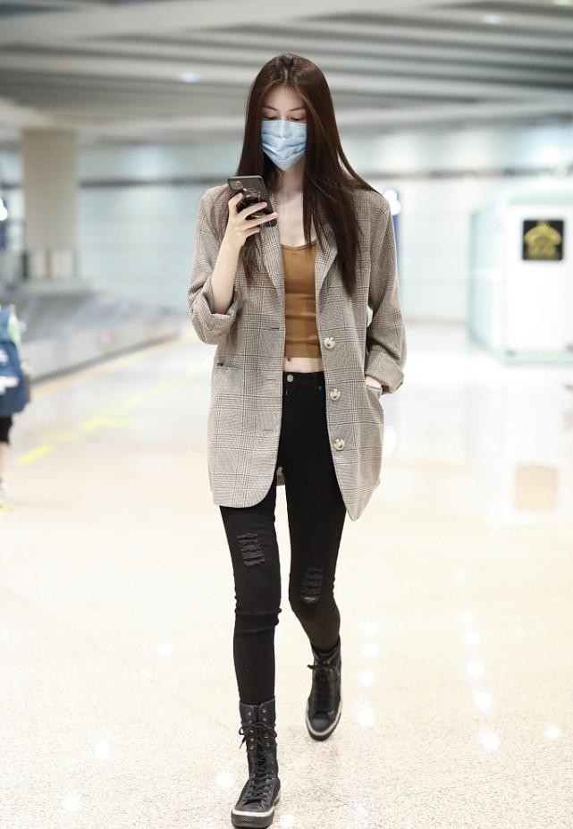 何穗178的大长腿没白费(何穗的178身高真没白长,穿"真空西装"好妩媚