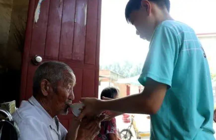 考生办升学宴，客人出口伤人气哭孩子，考300分要不要办升学宴