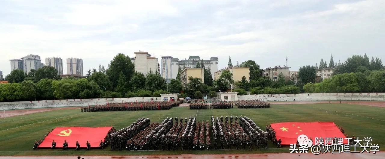 雨中闭幕，2020级军训汇报，请您检阅