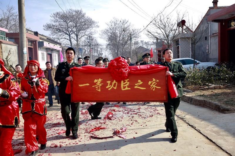 這個政策好！現役榮立一等功，退伍后每月額外領2000元榮譽金