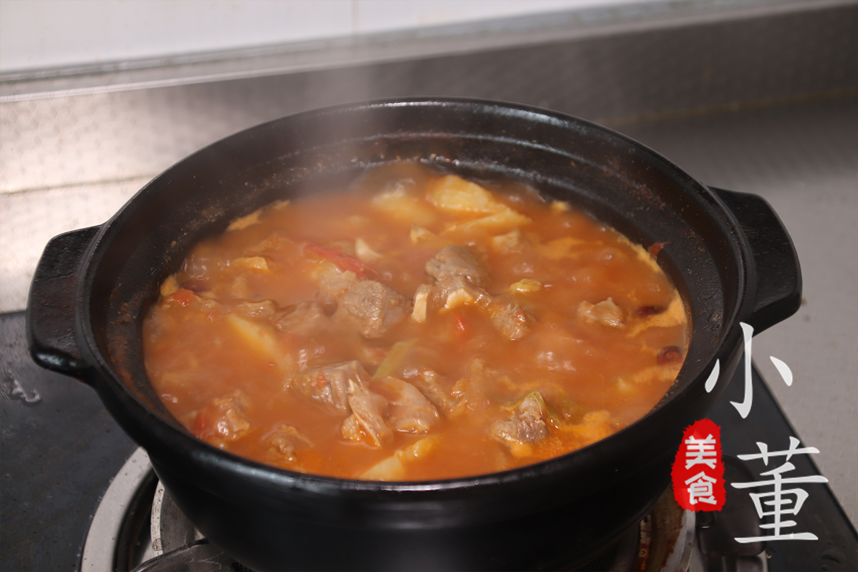 西红柿不要再炒着吃了，配1块牛肉，香嫩开胃，上桌连汤都不剩