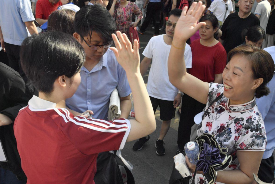 高考当天，家长有必要“全程陪考”吗，这位家长的做法值得学习