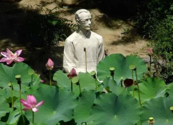名家怎么评价《荷塘月色》？余光中：中学生水平，莫言：病态唯美