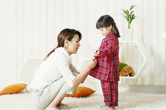 孩子喜欢蹬被子,是因为热?还有可能是因为这4个原因