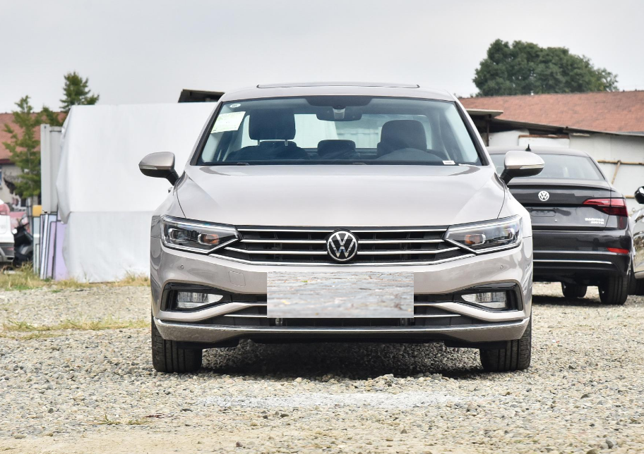 大众迈腾从18.69万跌至13.8万，月销近2万，比凯美瑞受欢迎