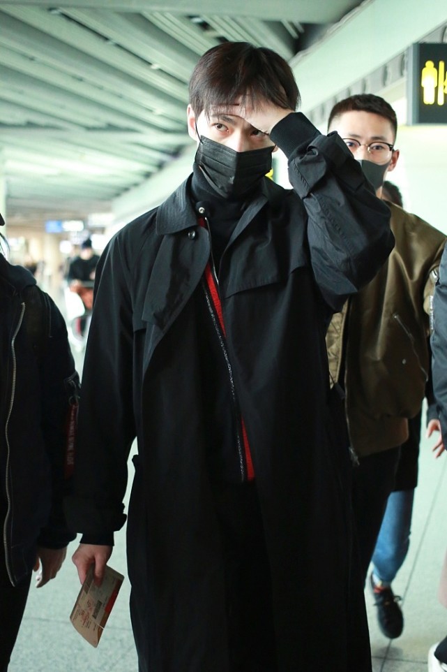 29岁杨洋学长感更强,穿长款外套身姿也挺拔,难怪女孩子都爱他