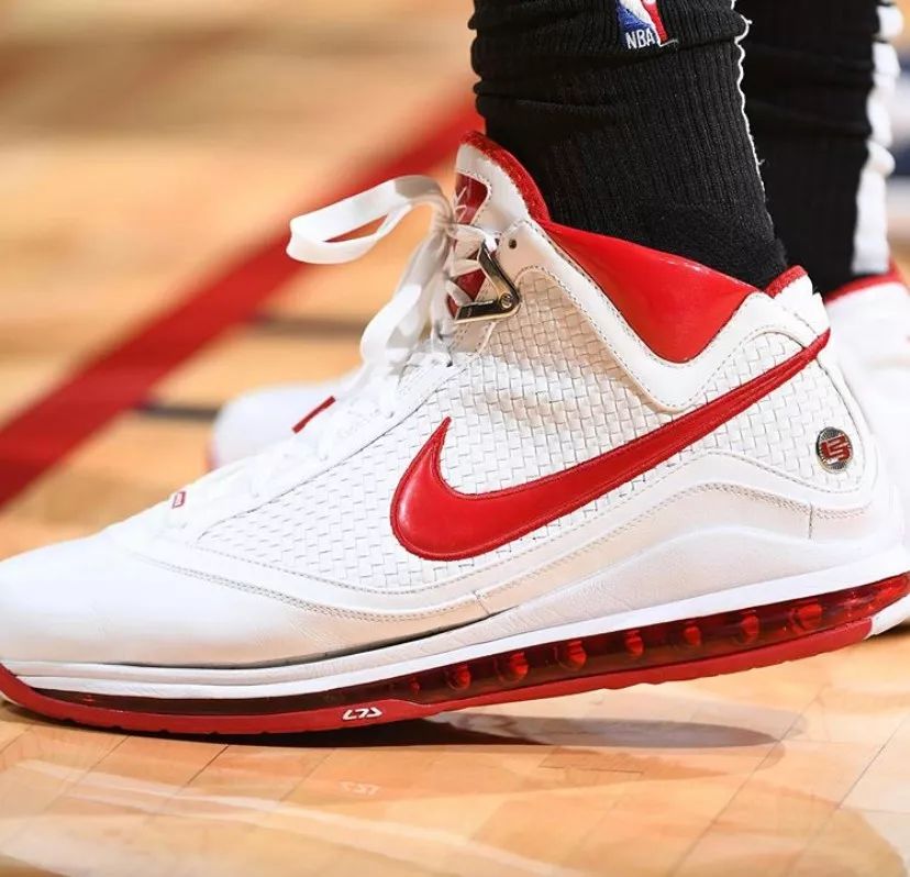 nba都有哪些球员穿过kt5(nba今日上脚:詹姆斯和塔图姆都是两双,kt5