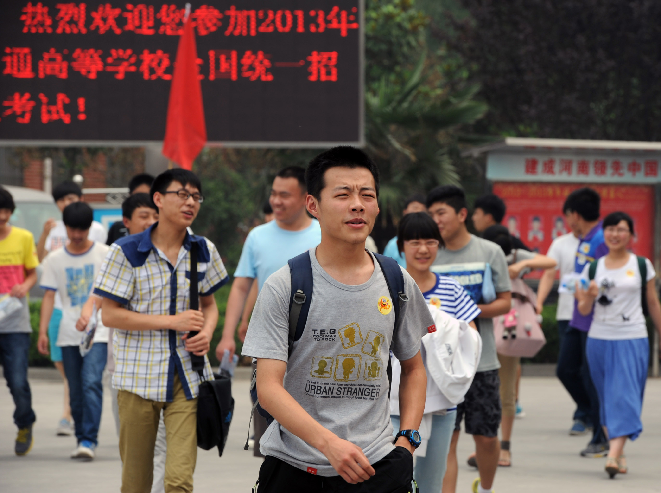 高考考场的“励志标语”惹争议，考生表示有被冒犯到，你怎么看？