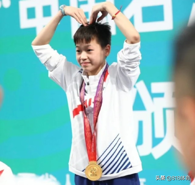 可爱!全红婵和师姐们海边弄潮,一个大浪拍翻众人,红姐倒下不忘比V