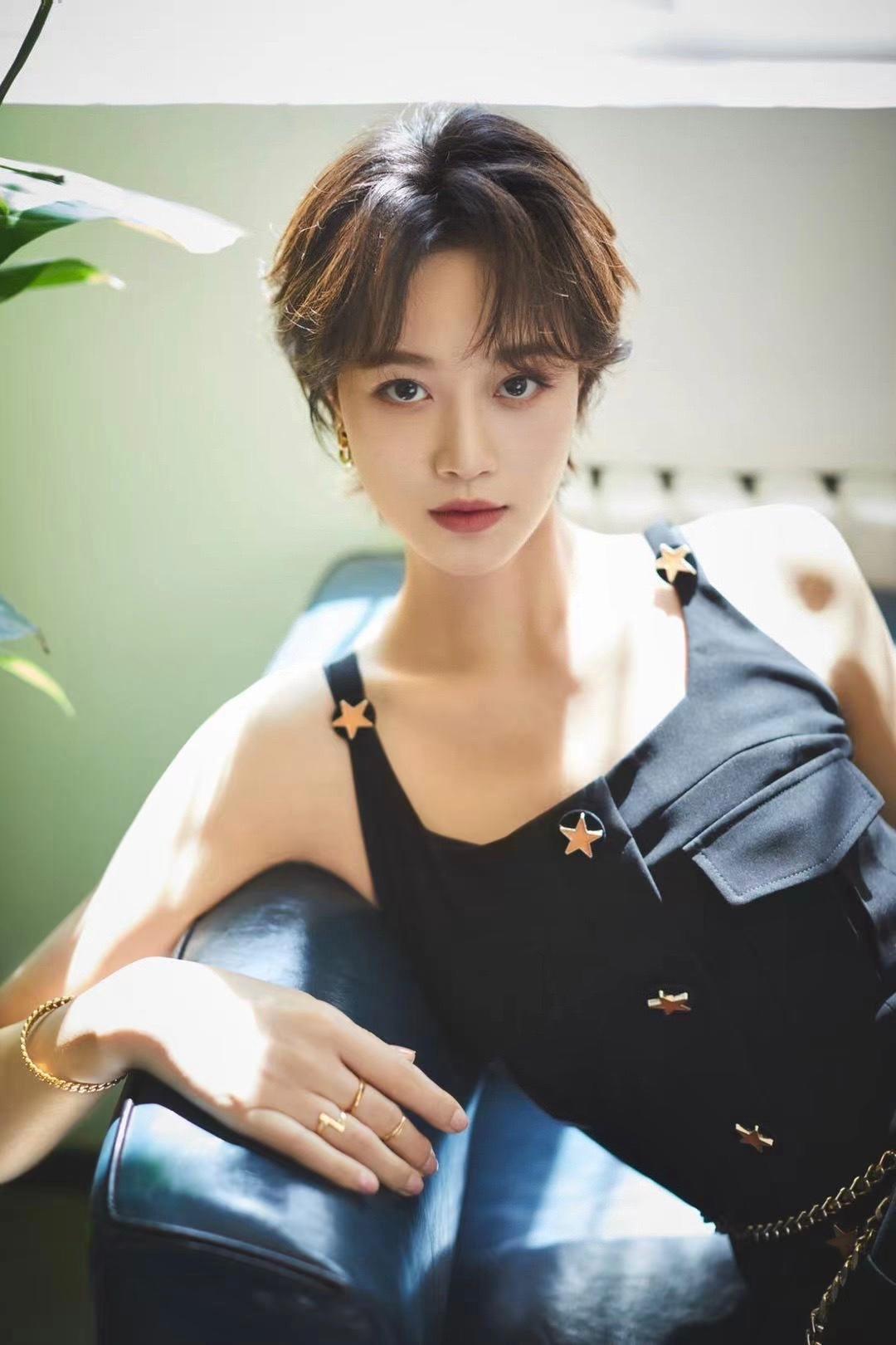 蓝盈莹气质太好,穿粉色高开叉长裙美得高级,没点气质都驾驭不了