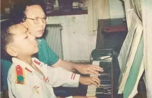 比起李云迪的自甘堕落，“钢琴王子”郎朗的清醒，真叫人佩服