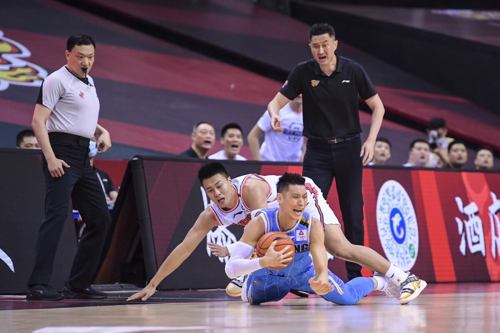 林书豪在cba为什么老摔跤(43分钟27次倒地！NBA对抗不错的林书豪，为何转战CBA一碰就倒？)