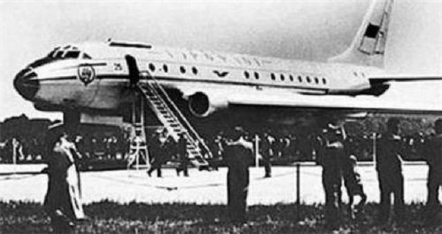 客机消失35年后重现机场，50名乘客容颜不老，终是闹剧一场