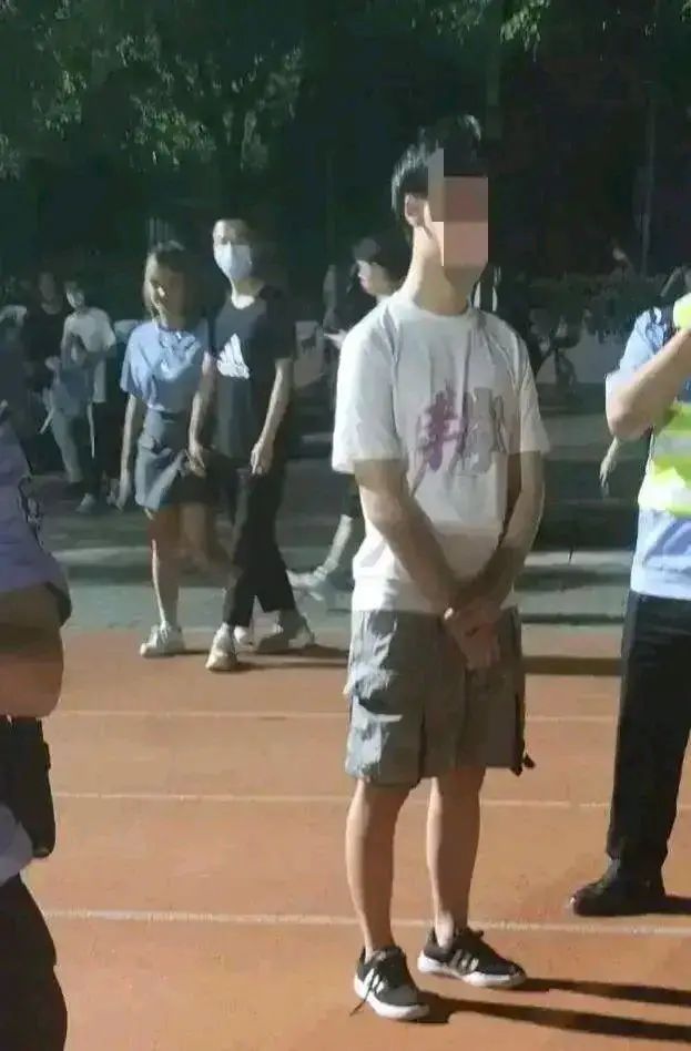 开学第一天就被开除的大学生：偷拍女生裙底，这是一种病，得治