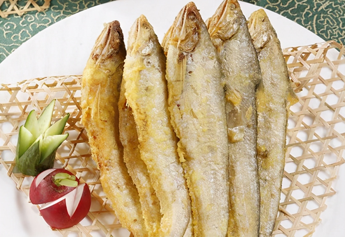 想要刀鱼炸出来外酥里嫩,那么在炸之前可以先将刀鱼用淀粉和面粉在