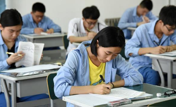 “葛大爷”行踪牵动高考生的心，江苏考生最怕的男人，何时能退休