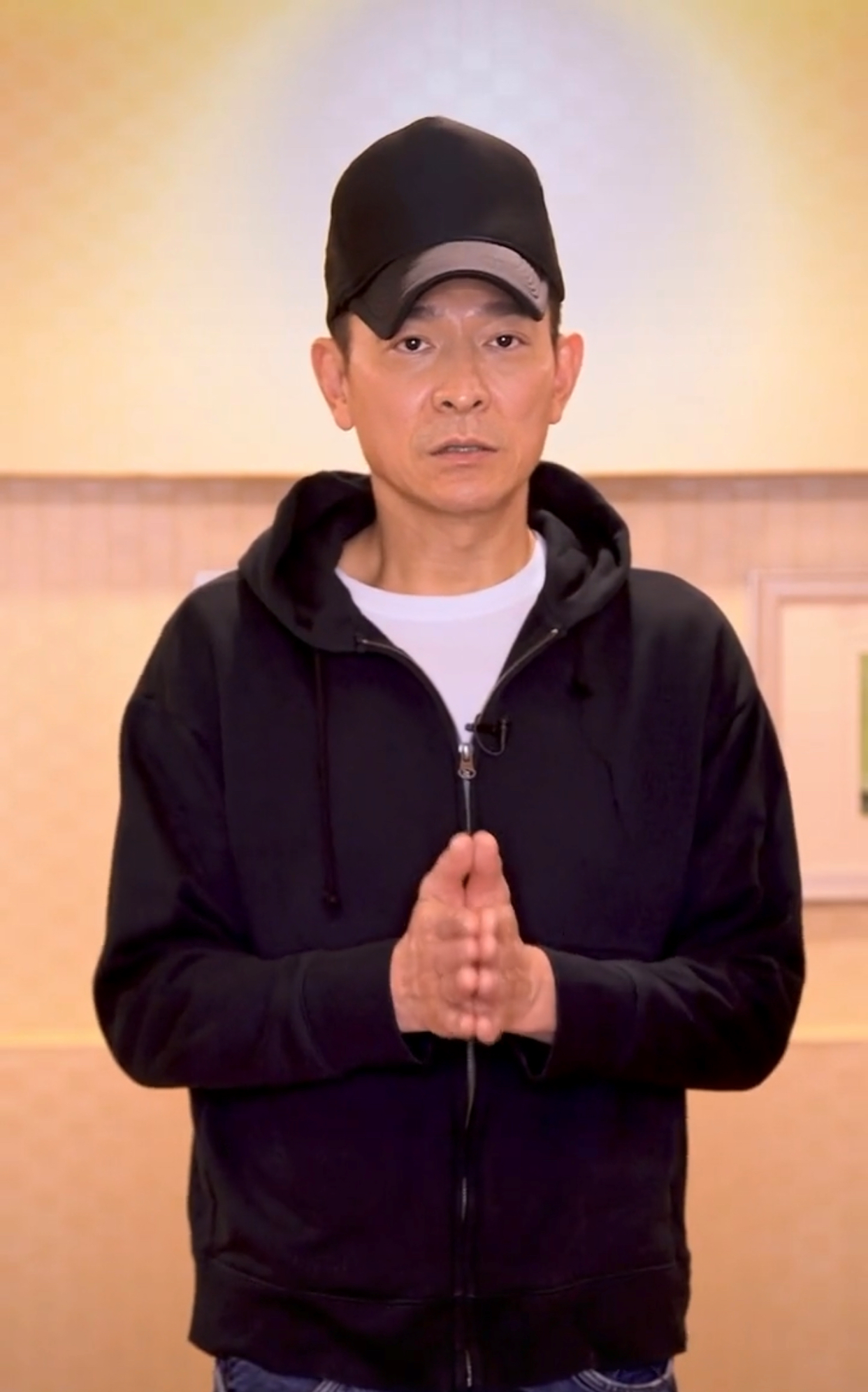 59岁刘德华发声为灾区祈福，声音嘶哑惹人心疼，却遭质疑没有捐款