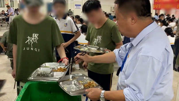 校长站垃圾桶旁吃学生剩菜，引起众人热议，是作秀还是以身作则