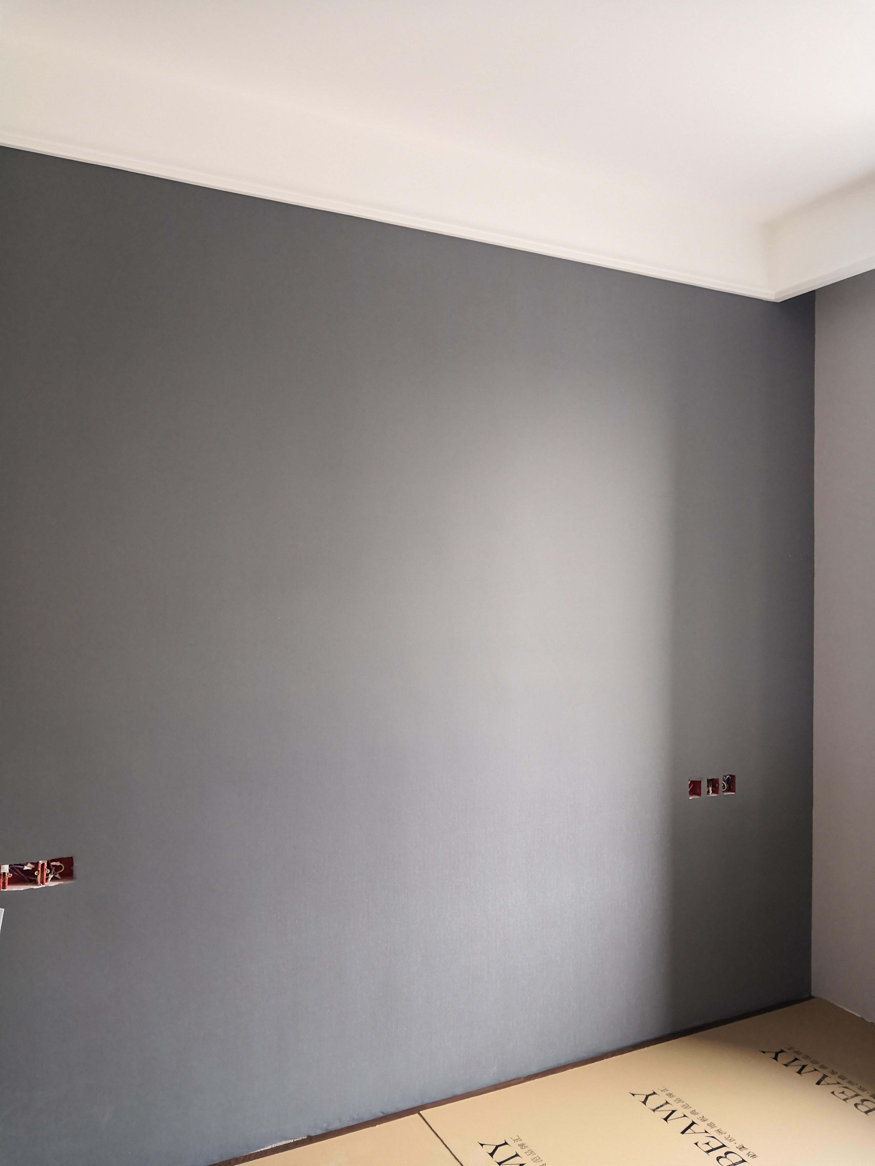 新房墙面装修：集成墙板和传统批灰施工，哪种装修会更好？