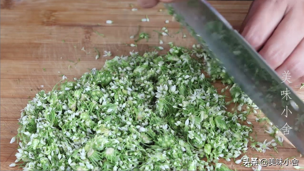 腌韭菜花的做法(这才是韭菜花的正确腌制方法，味道鲜美，好吃又下饭，放一年不坏)