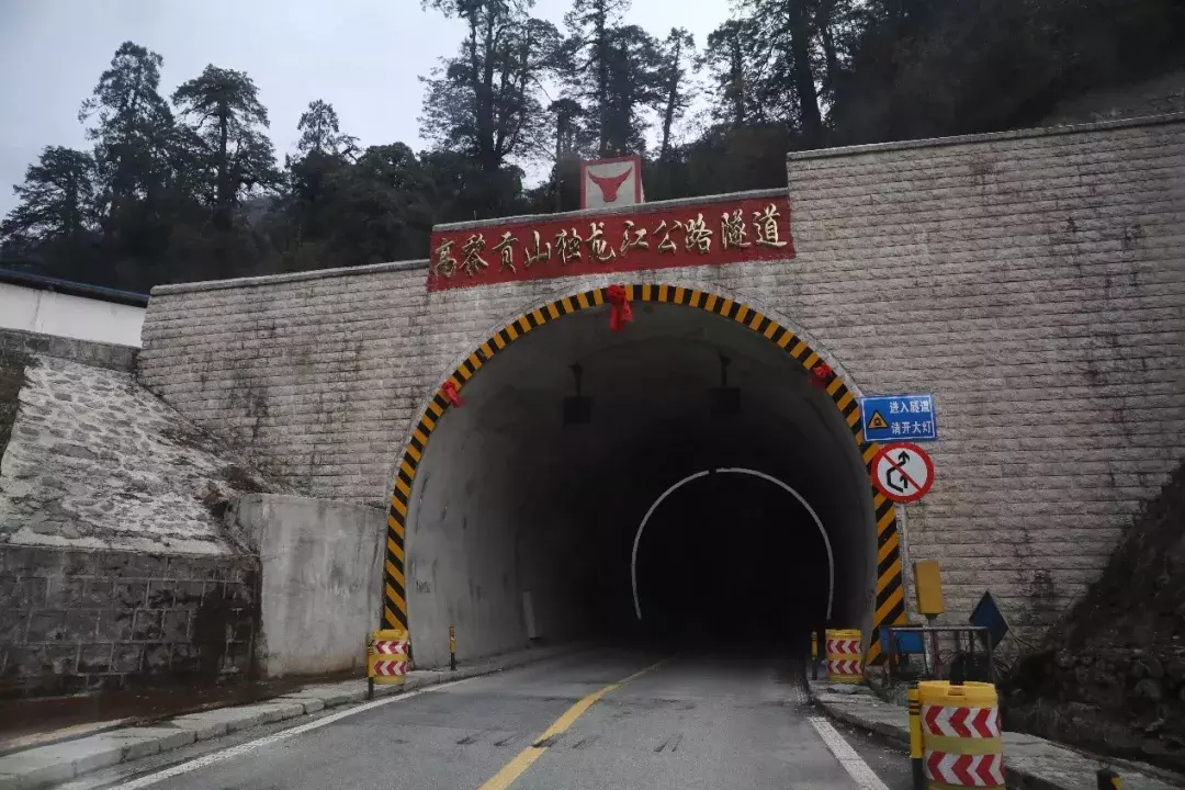 记者冒险探入“中国西南最后的秘境”,记录 “夺命山道”上的快递小哥