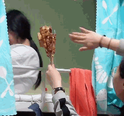 妹子在车上做出不雅行为，我该怎么去制止她