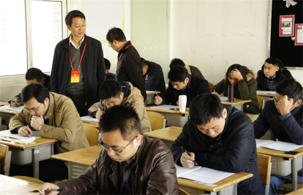 大学生想考“铁饭碗”注意了：基层公务员或涨工资，还多两种补贴