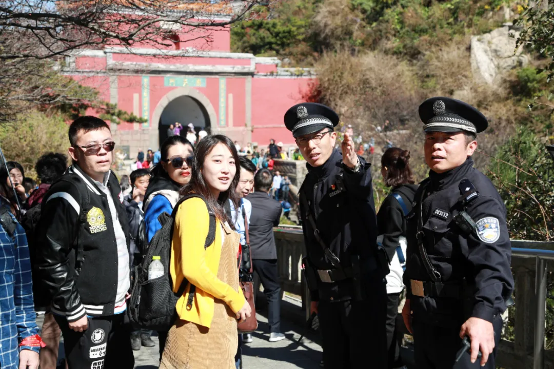 【一线警察】母亲哭了:“我知道条件有限,可没想到如此艰苦”