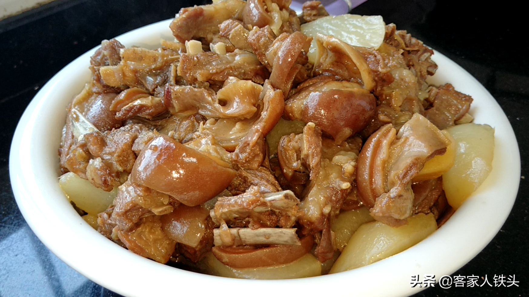 天冷，给家人做一锅特色羊肉，好吃又暖身，配料做法都简单，真香