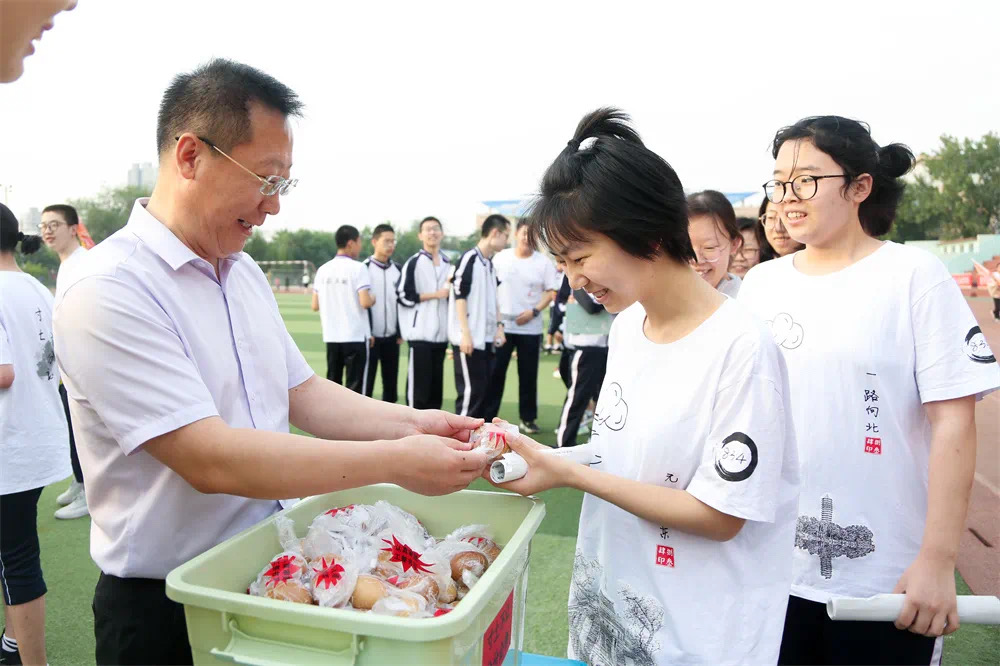 衡水中学文科状元刘嘉森，673分被北大录取，如今却靠演讲为生