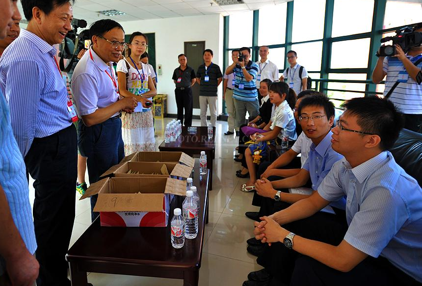 公务员迎来新变化，报考年龄或突破35岁门槛？往届生的机会来了？