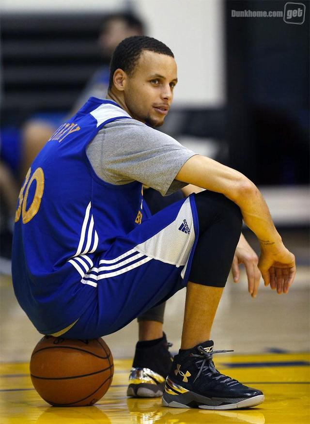 nba用球为什么不选耐克(球鞋市场大乱斗, 为什么NBA球星不再签约耐克阿迪了？)