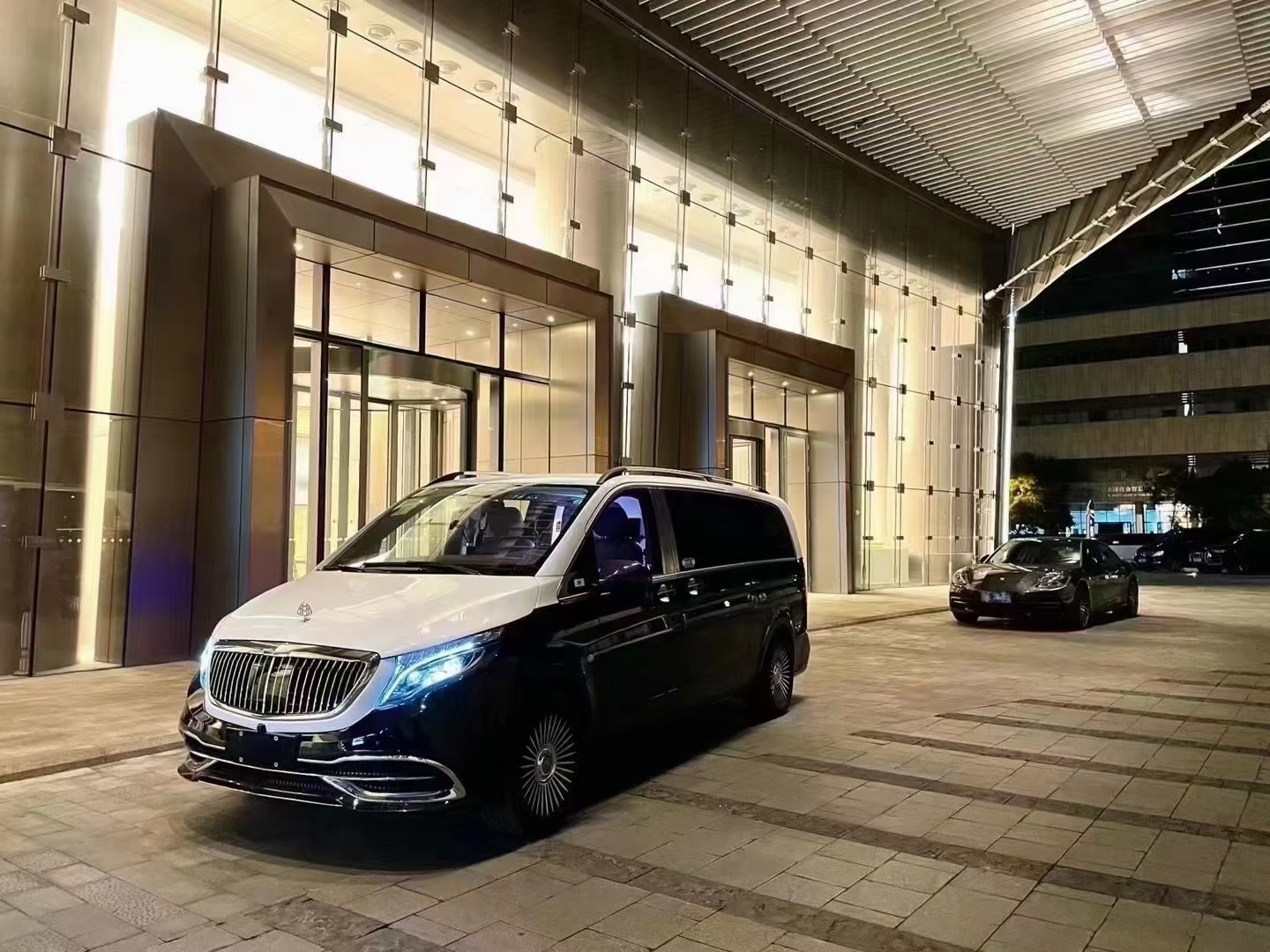 “撩妹神车”诞生，双拼色的迈巴赫威霆，你喜欢吗？