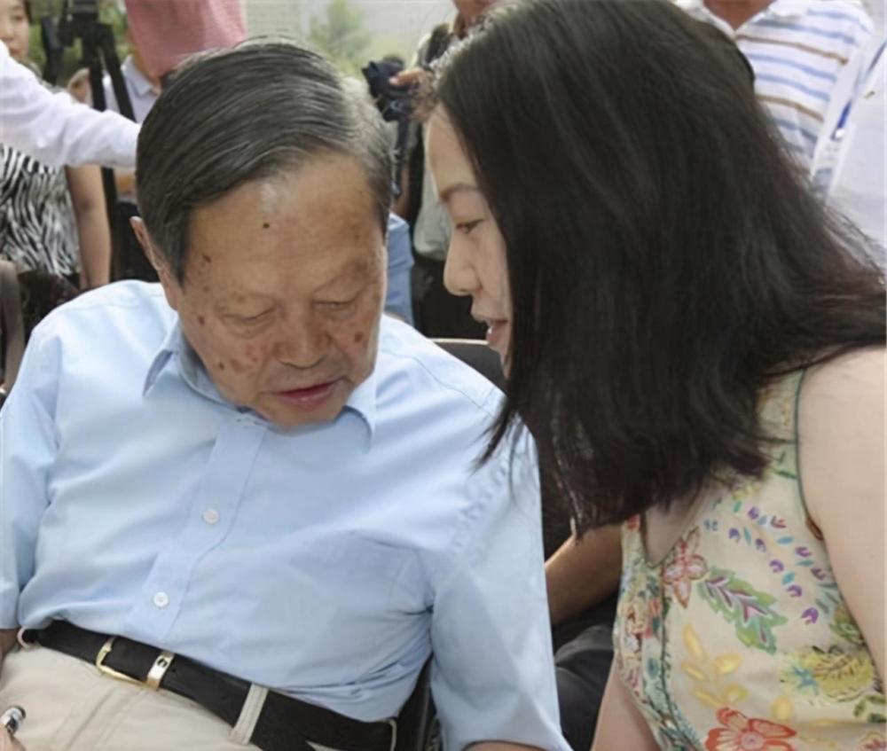 别再骂翁帆了，捐掉近200万美金存款，和杨振宁恩爱17年值得尊敬