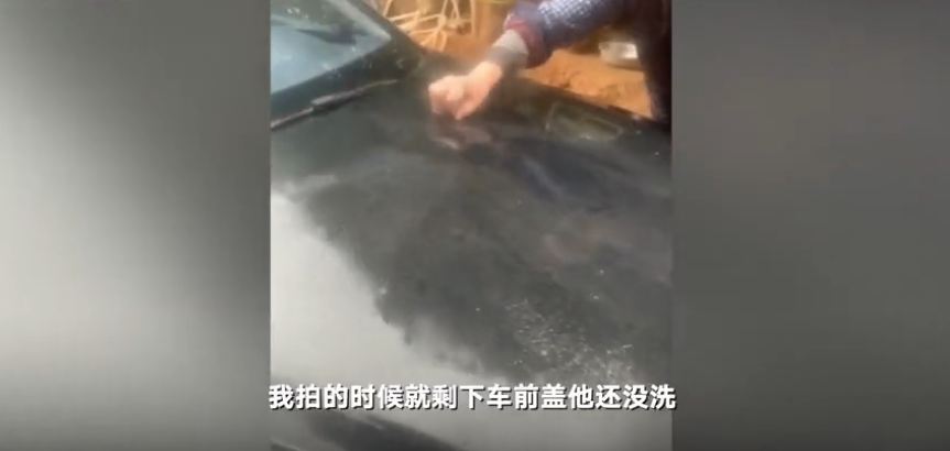 70多岁老爸用钢丝球帮儿子洗车 车子秒变“星空漆”儿子的反应令人感动
