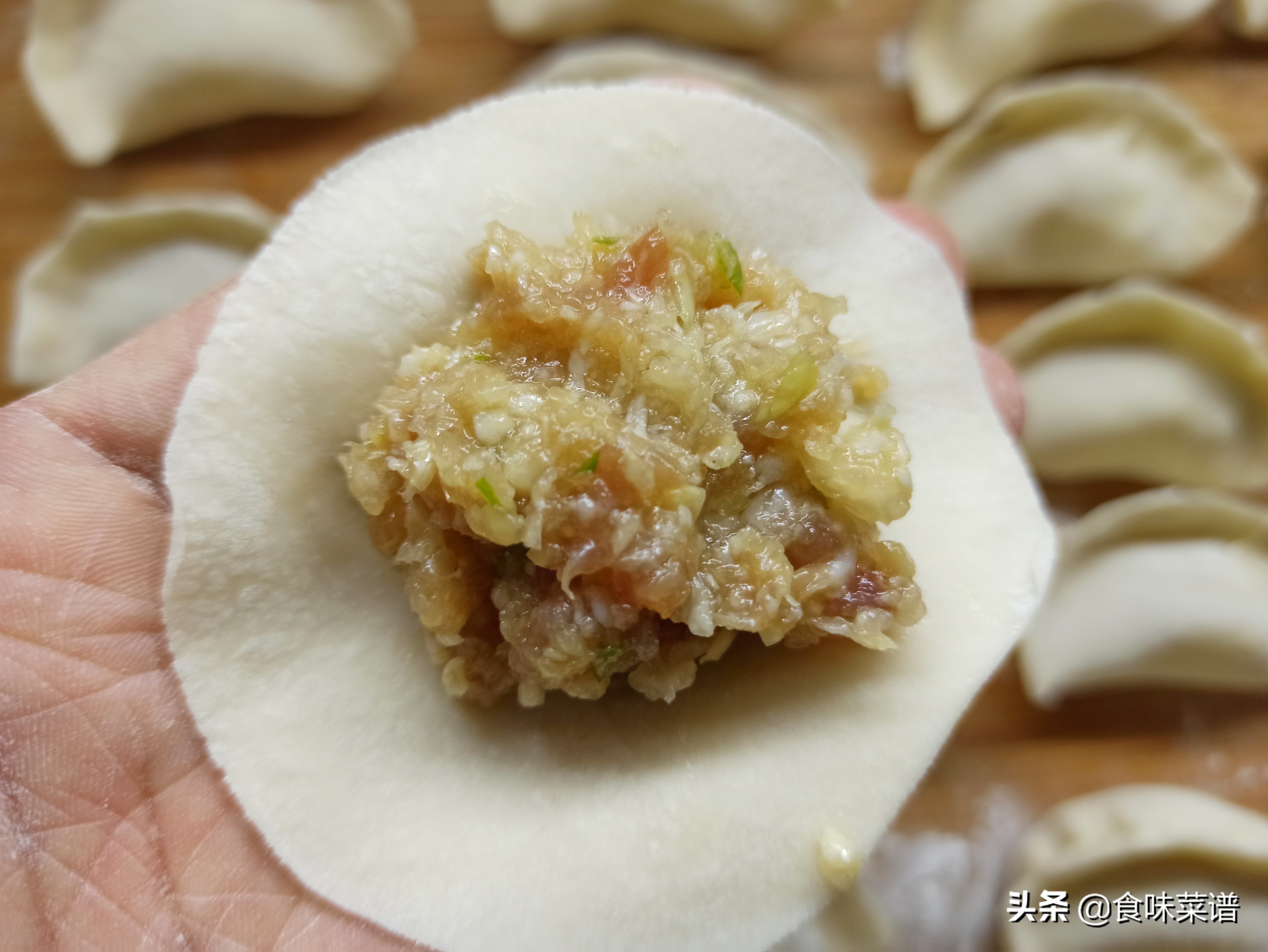 人见人爱的白菜饺子，馅料这样调，营养美味又好吃，出锅肉嫩鲜香