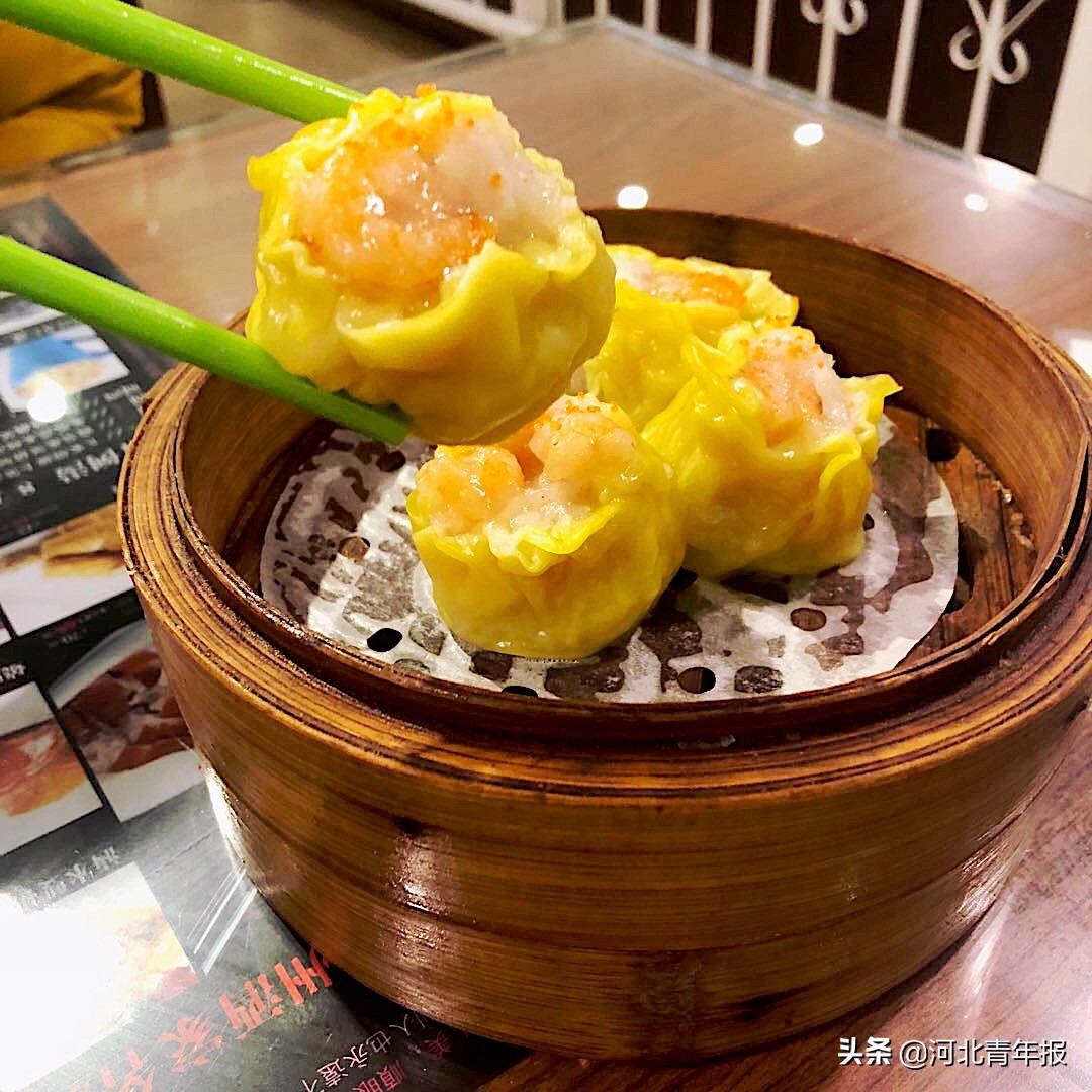 咸蛋三宝饭、鲜虾云吞面、鲜虾烧卖、罗汉斋肠粉……石家庄中山路上的这家港式茶餐厅，餐食让人吃到扶墙走
