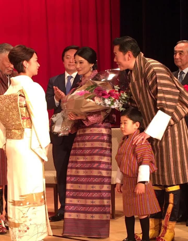 不丹3岁小王子终于露面，穿传统服装现身日本招待会，超像王后
