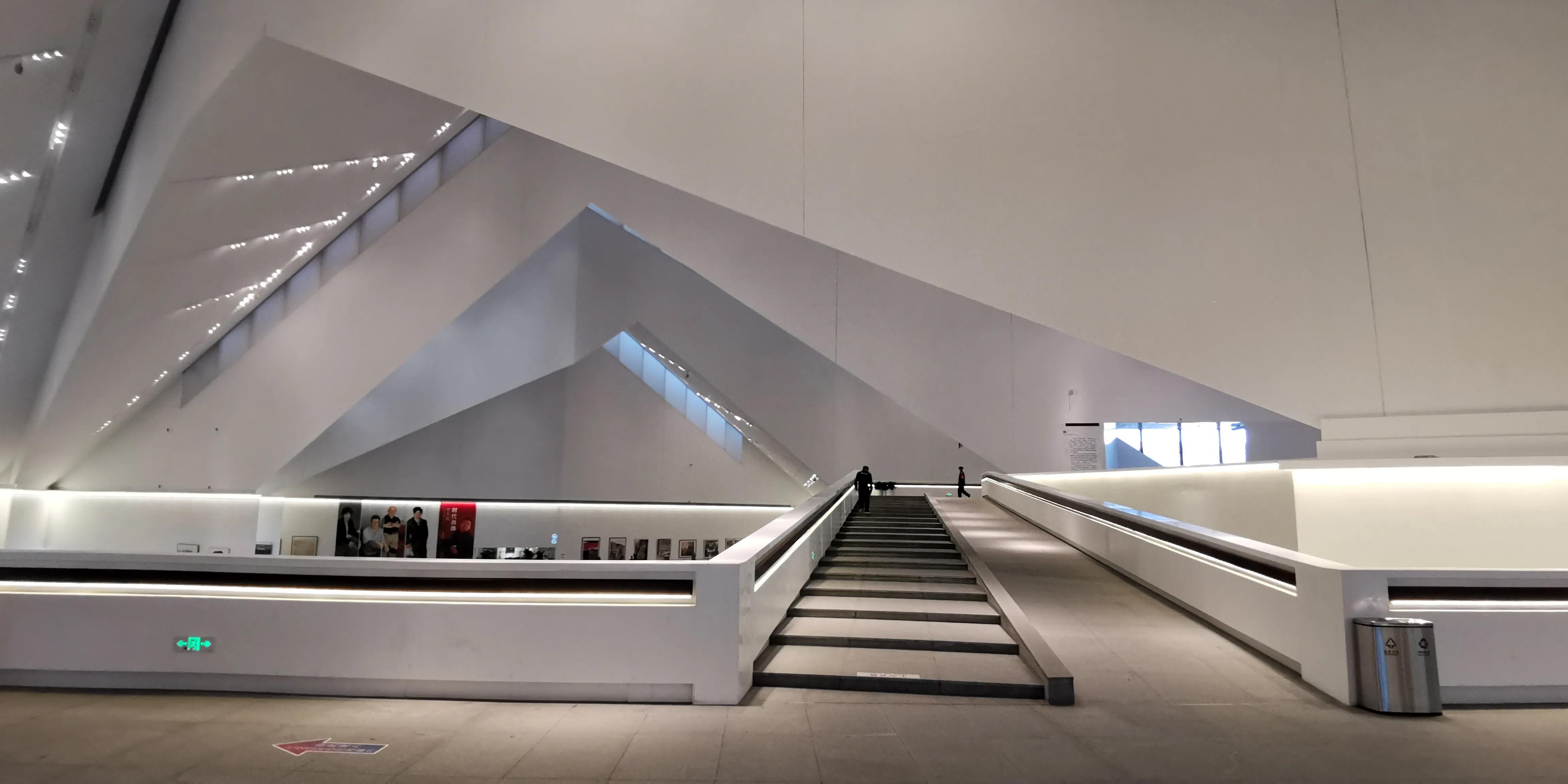 内部由于金字塔结构,主展厅宽阔高畅.