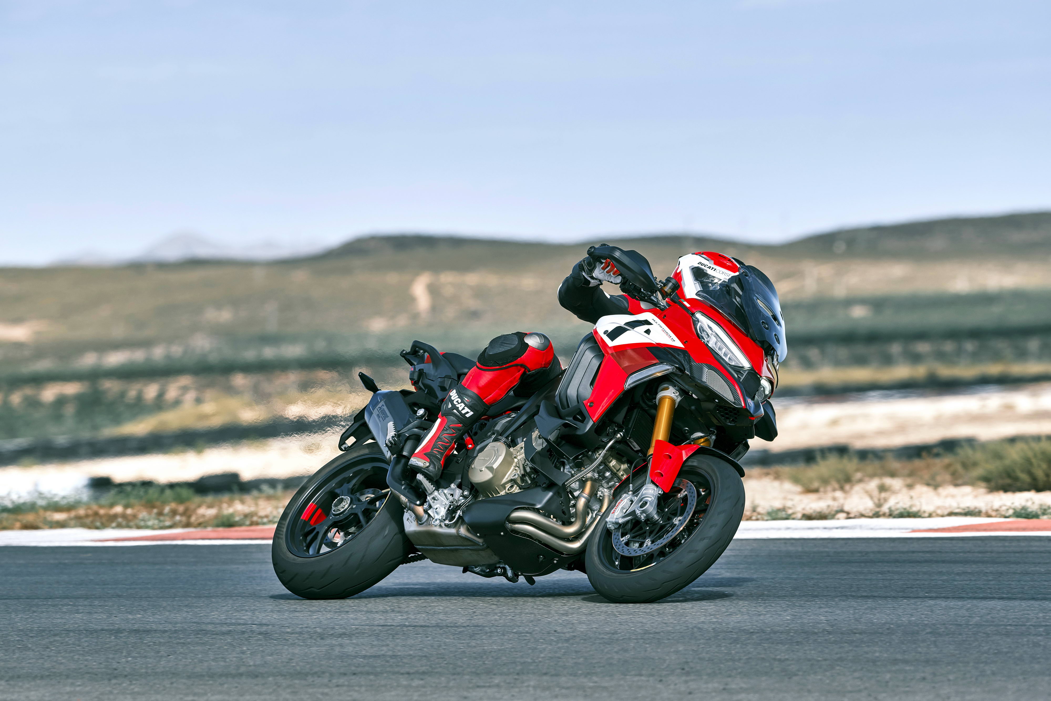 杜卡迪 2022 Multistrada V4 派克峰版 户外特写