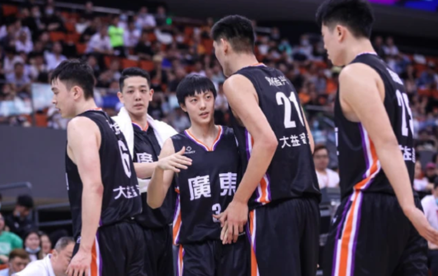 杜锋为什么不打nba(广东召开紧急会议！杜锋连夜离队返回东莞，或与球队引援有关系)