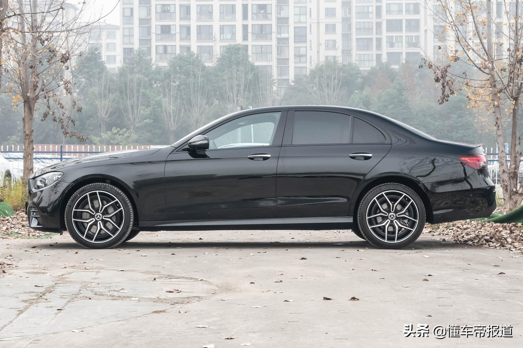 新车｜不加长才运动？6.4秒“破百”，新款奔驰E 300现身