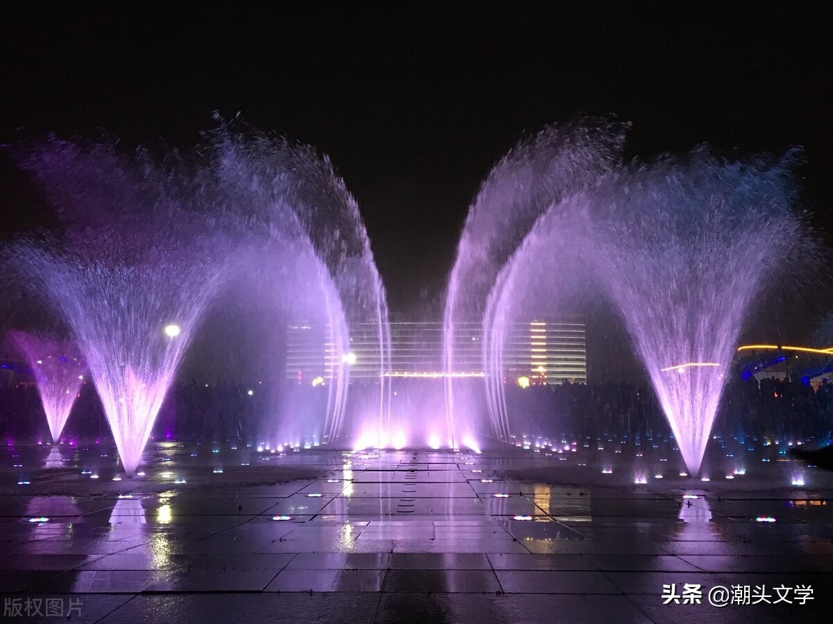 萧璠低徊于旧梦，心随往事轻颤。
