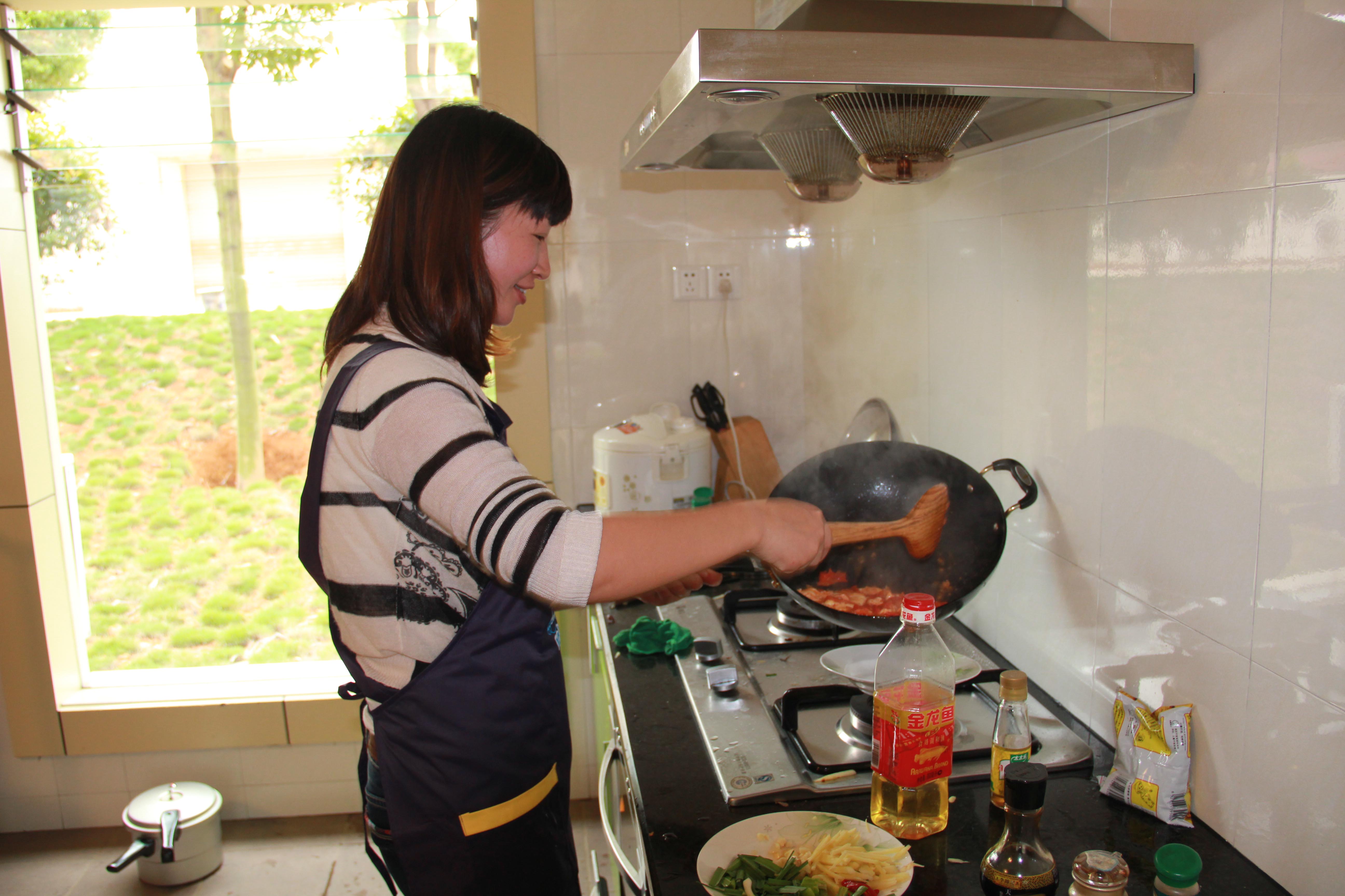 家里厨房做饭真实图片图片