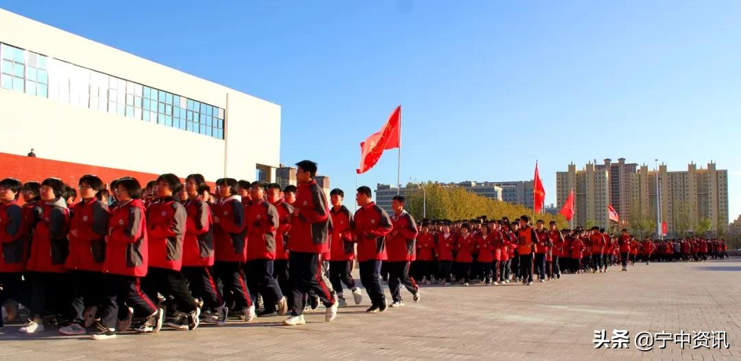 彩旗飘扬 口号铿锵——新一中校区励志跑操成为靓丽的风景