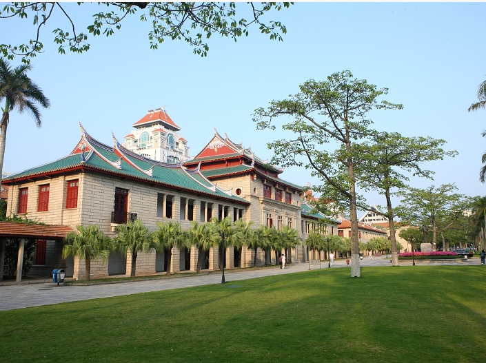 厦门一所很强硬的大学，不改名也不合并，现在成为全省第一